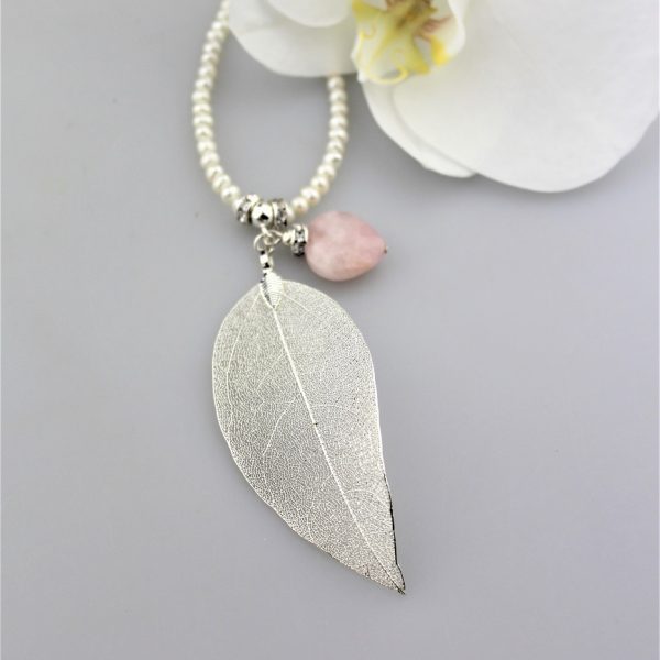 ruženín perly náhrdelník s lístkom image