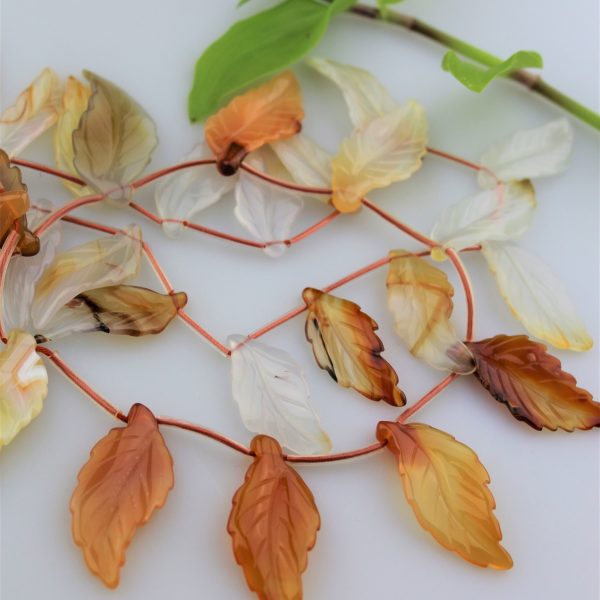 lístky karneol  - korálky 35-40mm image